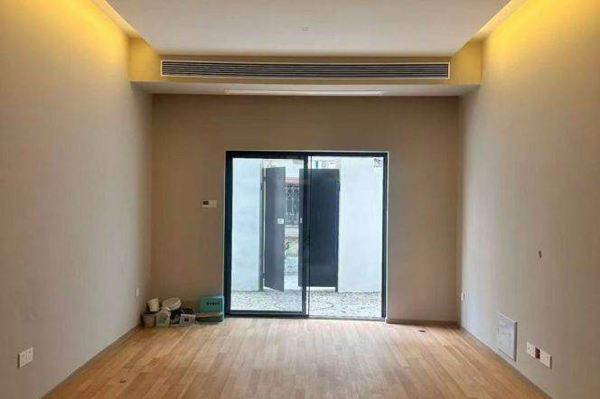 Historic Entire Townhouse — 36,000 RMB