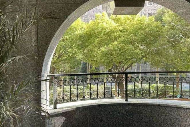  Spacious 4-Bedroom Apartment west Nanjing rd station 