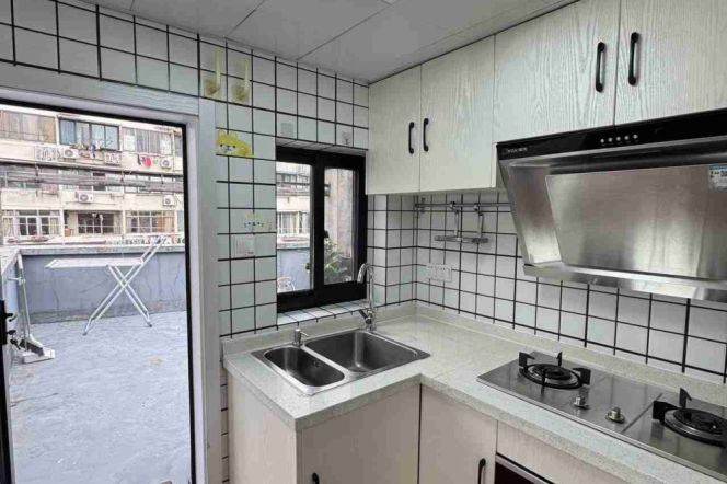 Spacious&Bright 1Bdr 1Bath Apt+Jing An Temple+3F Walk Up+Clean Corridors+Large Terrace