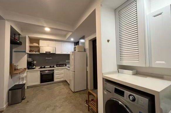3 mins walk to L10 Shanghai library,Middle Huaihai Rd,1BDRM,1 BA,walk-in closet, balcony,furnished.