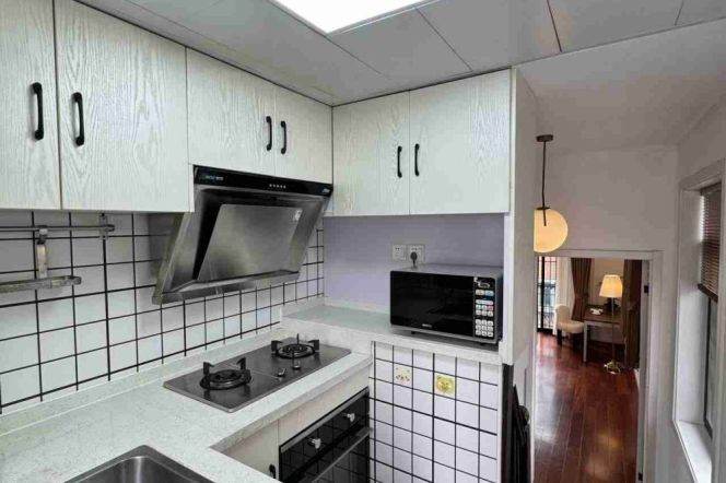 Spacious&Bright 1Bdr 1Bath Apt+Jing An Temple+3F Walk Up+Clean Corridors+Large Terrace