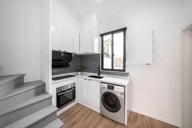 Nice balcony 1Br/1Lr/1Bt apt nr South shanxi rd,M1/10/12