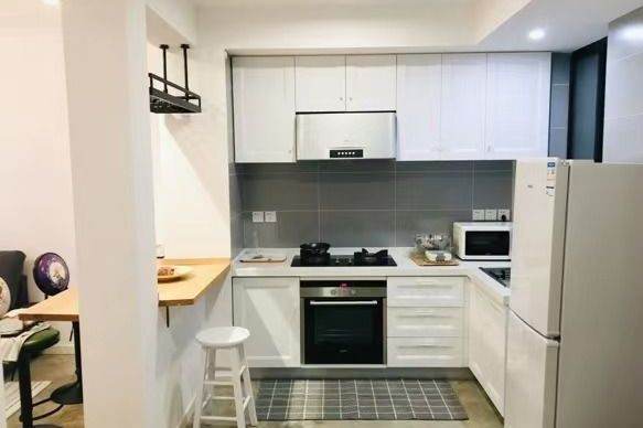 3 mins walk to L10 Shanghai library,Middle Huaihai Rd,1BDRM,1 BA,walk-in closet, balcony,furnished.