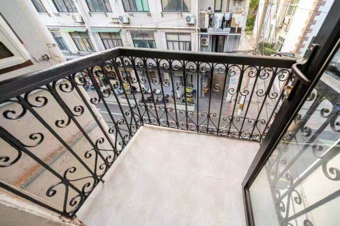 South Shanxi rd 1BR apartment with balcony
