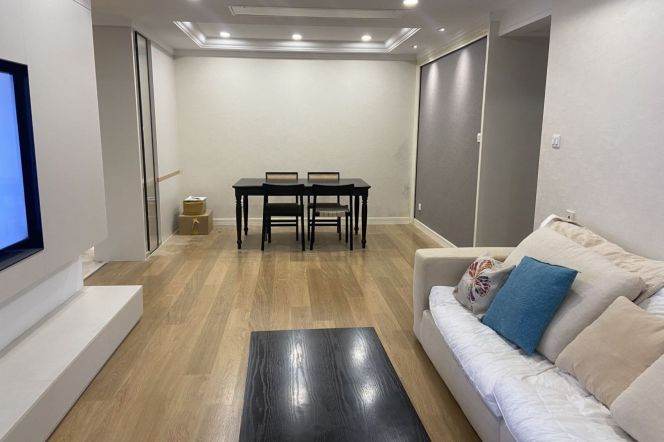 Decent 2br/2bt Flat in Changle Road with surrounding Balconies