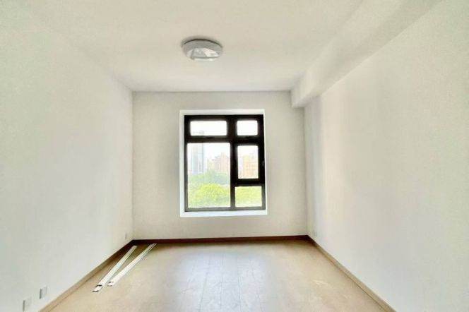  Spacious 3br with balcony @South Shaanxi Rd&IAPM   Line 1/10/12 