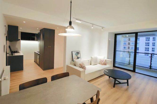 Excellent high-rise Apt with open Balcony 