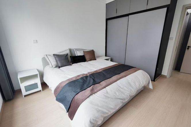 modern big 2brs floor heating balcony beside Century park only 15.5K