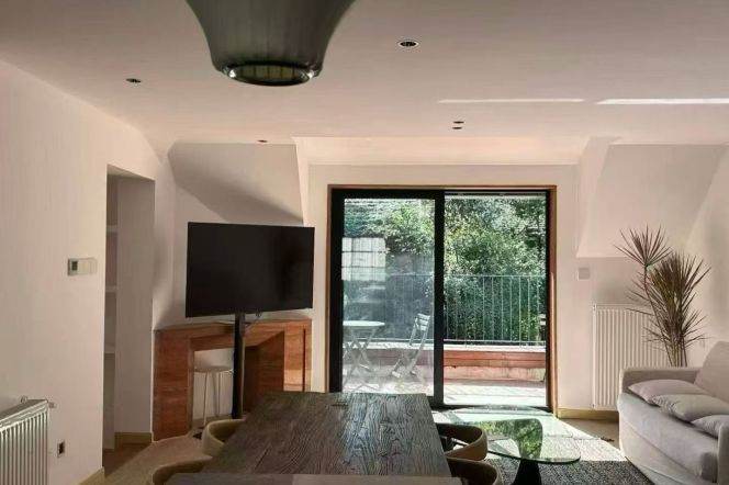 1+1 Bdrs 1 Bath /Spacious&Bright /Line2/11 Jiangsu Rd  /Stairs/big tarrace