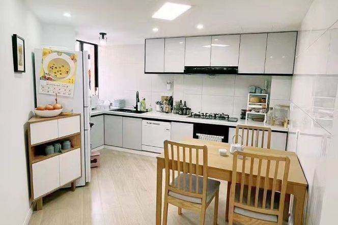 2BR 2BA Apt w/Heating+Outdoor Balcony in President Mansion/Huashan Rd
