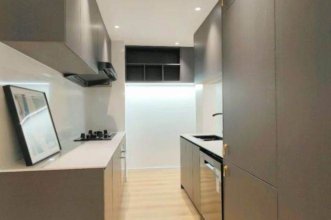Excellent high-rise Apt with open Balcony 