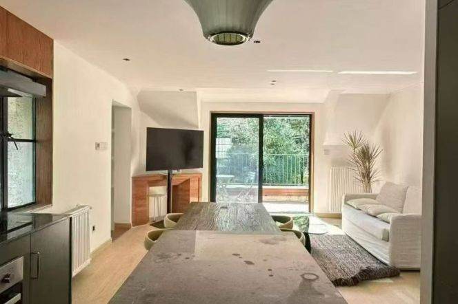 1+1 Bdrs 1 Bath /Spacious&Bright /Line2/11 Jiangsu Rd  /Stairs/big tarrace