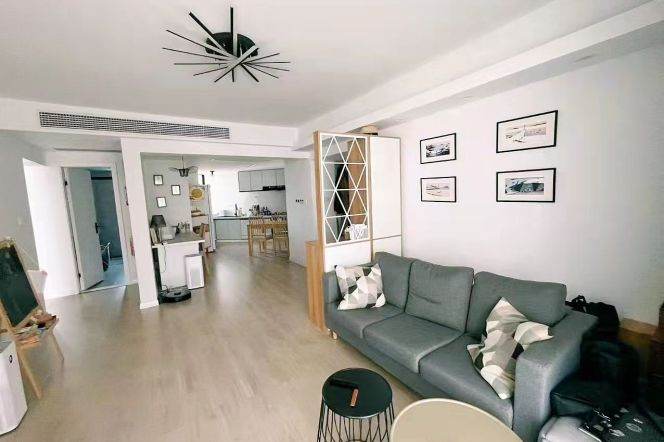 2BR 2BA Apt w/Heating+Outdoor Balcony in President Mansion/Huashan Rd