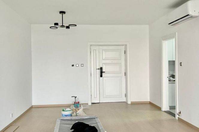 Spacious 3br with balcony @South Shaanxi Rd&IAPM   Line 1/10/12 