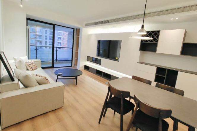 Excellent high-rise Apt with open Balcony 