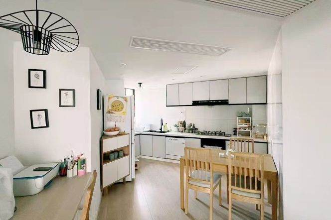 2BR 2BA Apt w/Heating+Outdoor Balcony in President Mansion/Huashan Rd