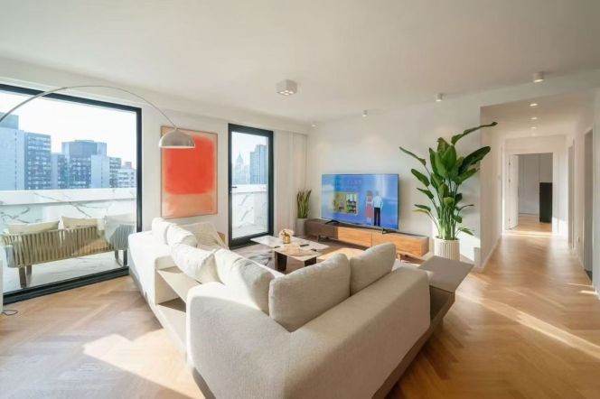  Spacious 3-Br  near Jiangsu Road Metro 