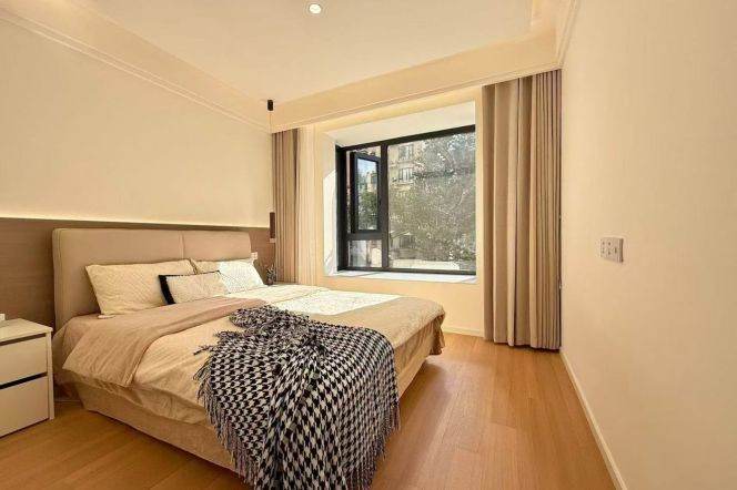 Brand-new one bedroom Apt+Floor heating+central AC+oven @ Loushanguan Rd
