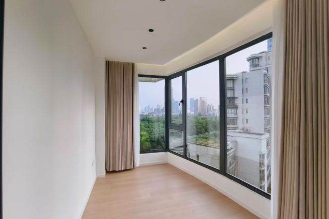 1 Big Br, 1 Living room, 70 sqm, High rise building @ West Nanjing metro L2.12&13