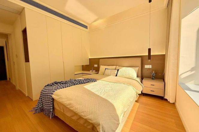 Brand-new one bedroom Apt+Floor heating+central AC+oven @ Loushanguan Rd