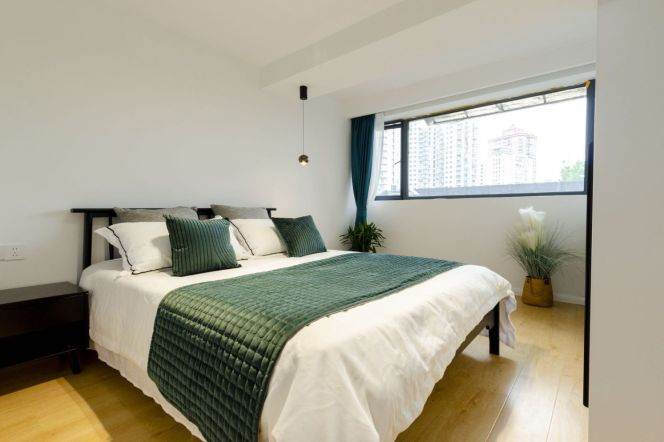 West Yan'an rd/modern 1br 1lr/bright room/with central AC/oven,@L3/4