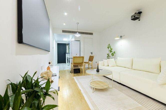 West Yan'an rd/modern 1br 1lr/bright room/with central AC/oven,@L3/4