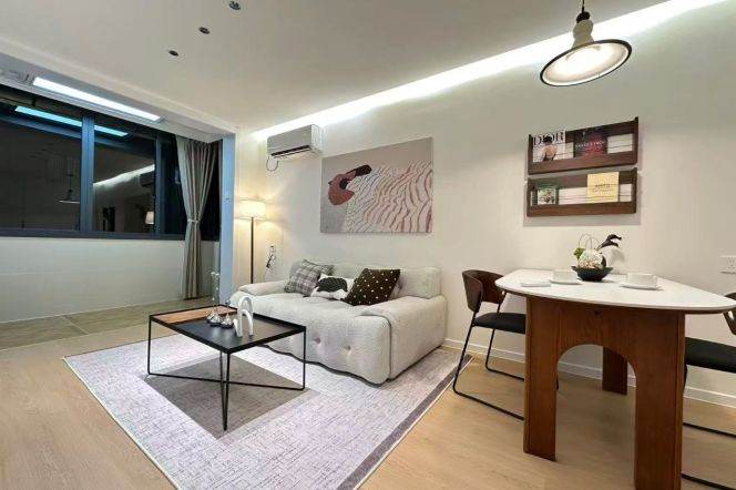 1br, subway L4,14, balcony, Big livingroom, key, 9k