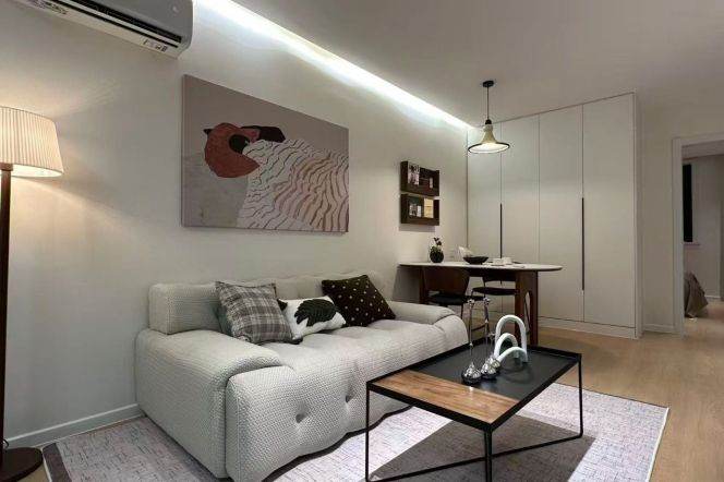 1br, subway L4,14, balcony, Big livingroom, key, 9k