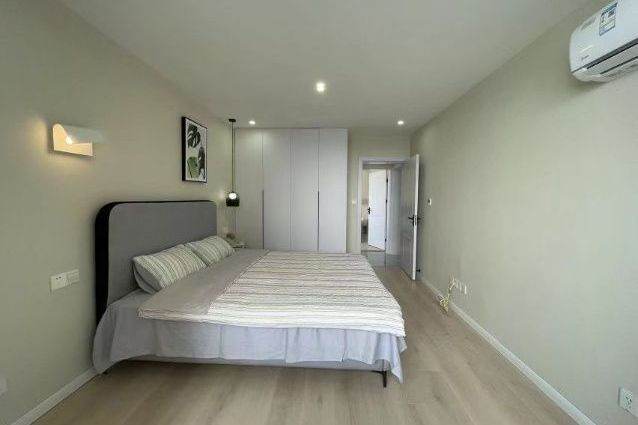 2br, malls, Subway Century Avenue, balcony, bright, 9k
