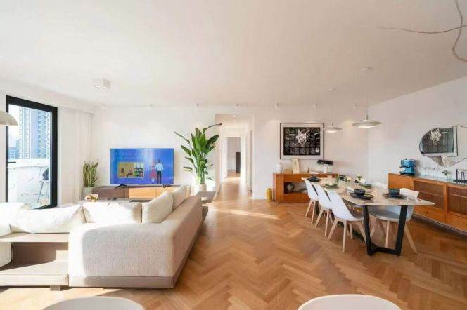  Spacious 3-Br  near Jiangsu Road Metro 