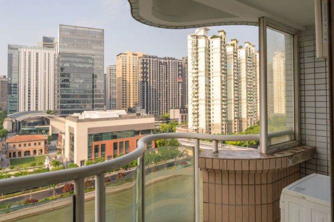 Riverview 3br/2bt Flat with double Balconies
