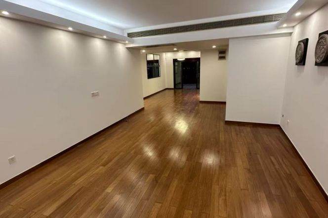 Modern decoration 4brs with balcony and river view in Lujiauzi