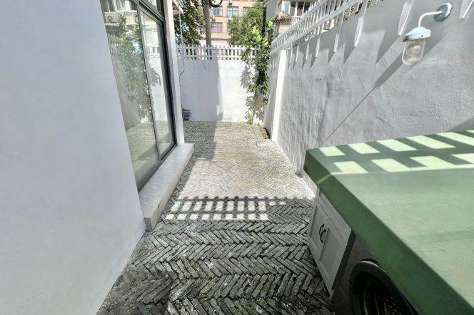 Nice yard 2+1Brs/1Lr/1Bt apt nr Zhongshan park,M2/3/4