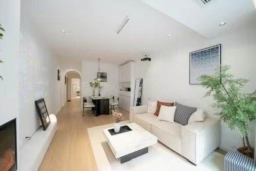 Xingfu/Pingwu Rd bright 1br/2lr/1ba apt with balcony; L10/11