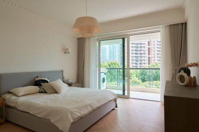 Brand new decoration 3brs with floor heating and balcony in  Lujiazui CBD 