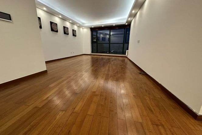 Modern decoration 4brs with balcony and river view in Lujiauzi