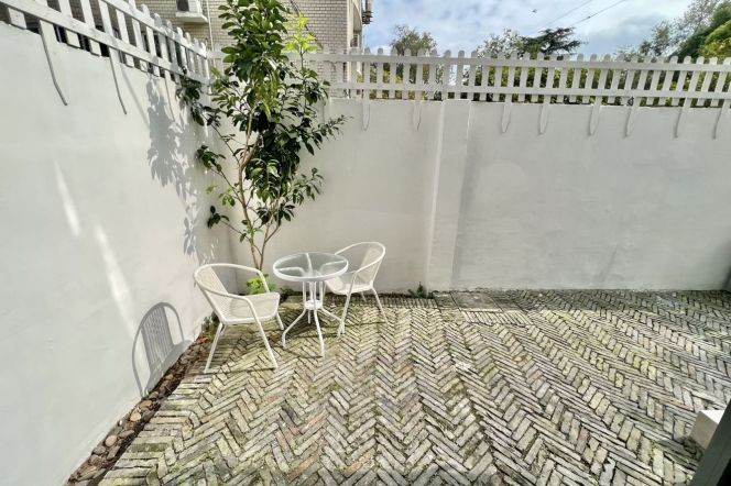 Nice yard 2+1Brs/1Lr/1Bt apt nr Zhongshan park,M2/3/4