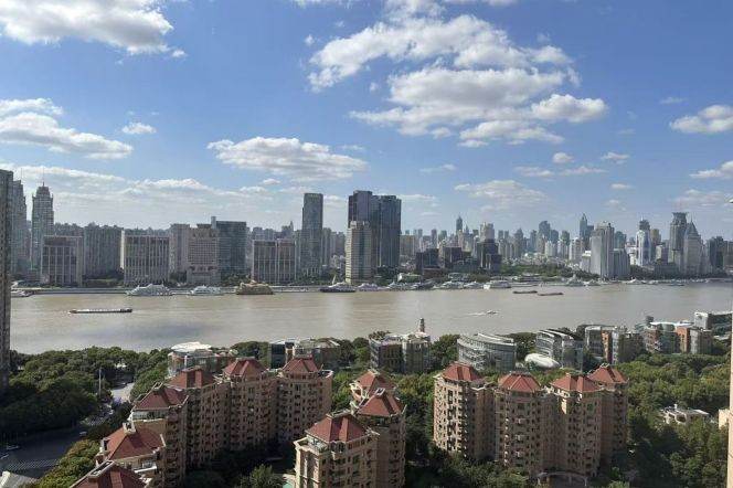 Modern decoration 4brs with balcony and river view in Lujiauzi