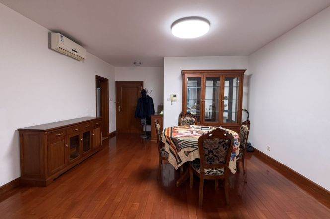 modern 3brs good sunshine on An fu road near Wu kang road line 1 and 7 only 22.5K
