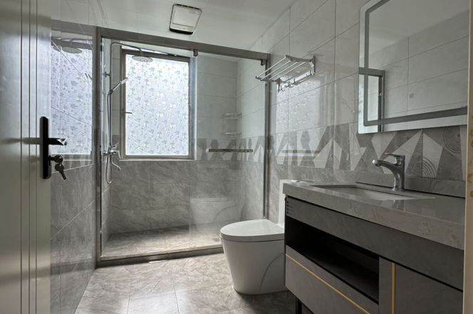 The Bund, a room with views of the Huangpu River, featuring 2 bedrooms plus a cloakroom.