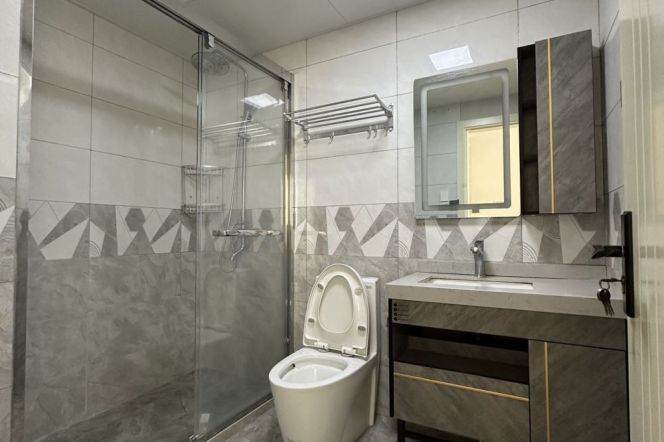 The Bund, a room with views of the Huangpu River, featuring 2 bedrooms plus a cloakroom.