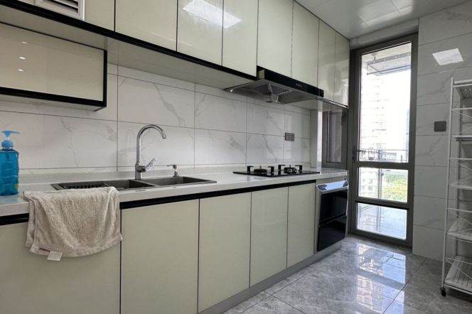 The Bund, a room with views of the Huangpu River, featuring 2 bedrooms plus a cloakroom.
