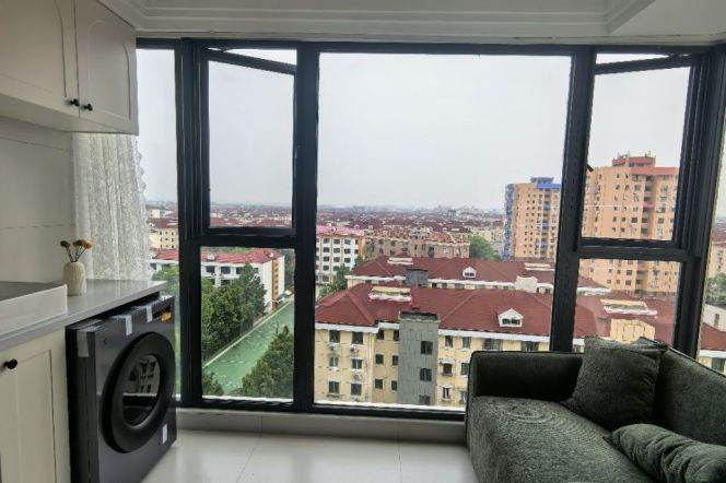 Airy and sunny 1br apt,nice layout,bright balcony,close to Line 2