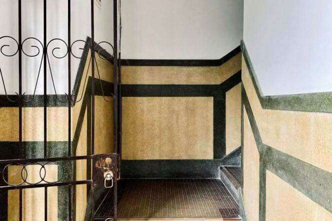 Little Blackstone Apartment, a rare apartment with an elevator and a super-long viewing balcony