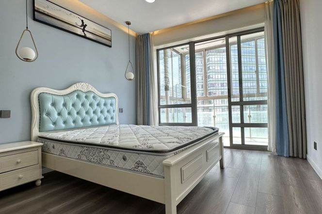 The Bund, a room with views of the Huangpu River, featuring 2 bedrooms plus a cloakroom.