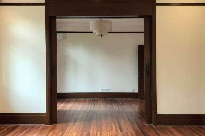 Little Blackstone Apartment, a rare apartment with an elevator and a super-long viewing balcony