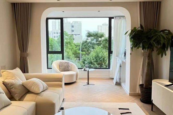 Modern decoration 2brs with floor heating and balcony nearby Xintiandi 
