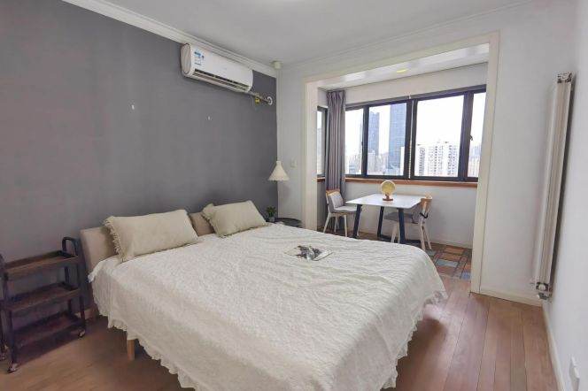 Good price 2 br with Wall-heating.5 mins walking to L 3/4/10 HongQiao Rd St.
