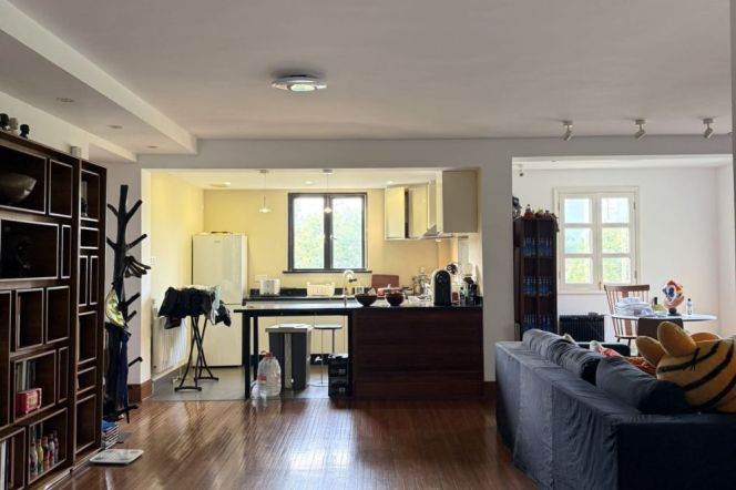 Hengshan Road, Wutong District. A large apartment with open spaces and an outdoor balcony.