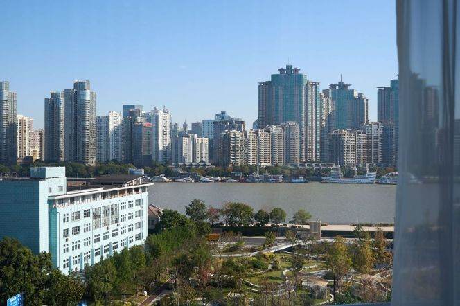 modern big 3brs floor heating huge open kitchen nice river view beside Huang pu river 